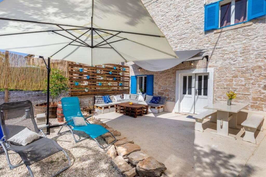 Casa Di Pietra Matelici Villa Divšići Eksteriør billede