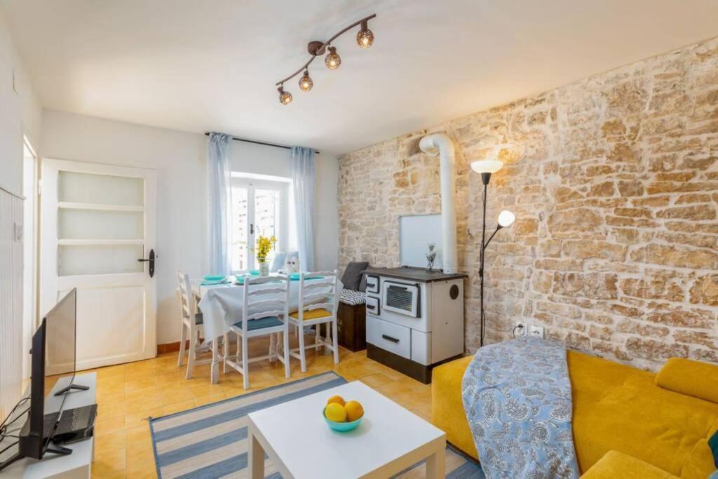 Casa Di Pietra Matelici Villa Divšići Eksteriør billede
